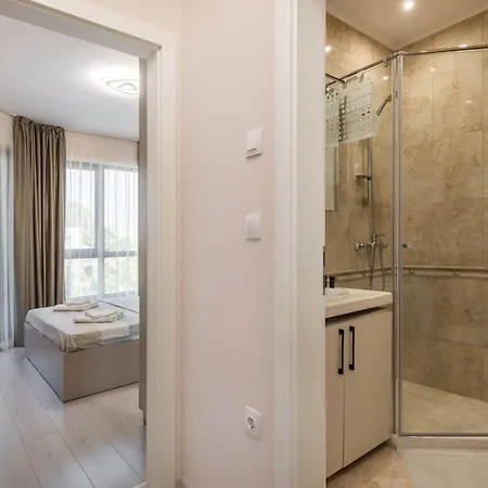 Luxurious Beachfront With Private And Panoramic Views In La Complex Apartment Warna