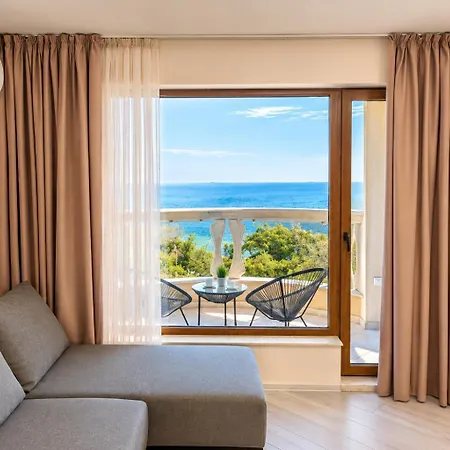 Luxurious Beachfront With Private And Panoramic Views In La Complex Apartament Warna